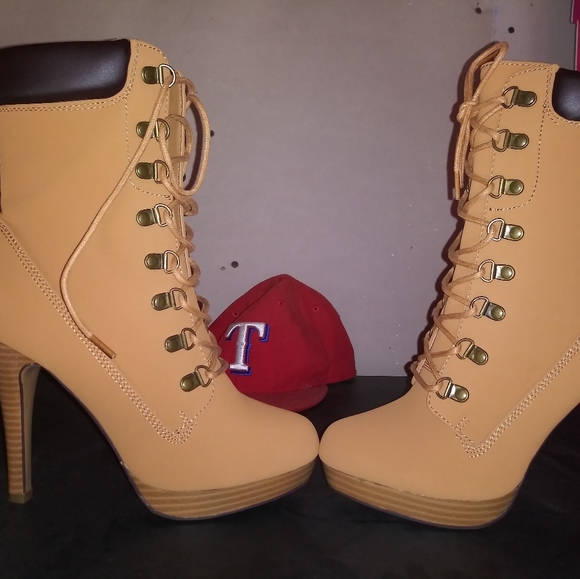 Boots/heels - Picture 3 of 5